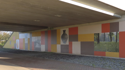 851348 Afbeelding van een gedeelte van het 'kunstwerk voor kunstwerken' uit 2009, onder het spoorwegviaduct bij ...